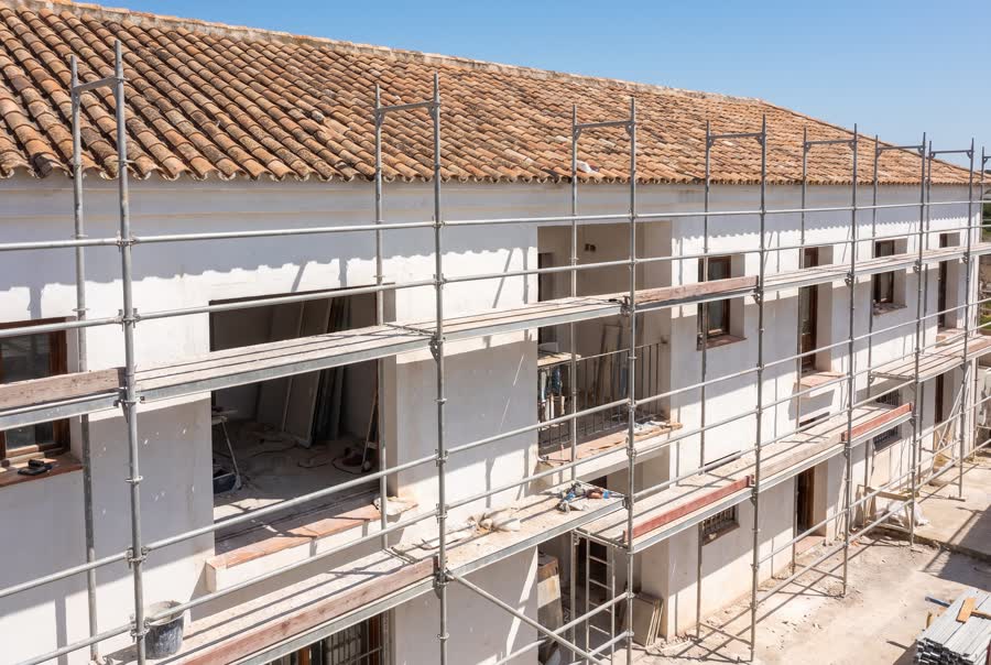 Andamio modular de fachada montado en la rehabilitación de un edificio
