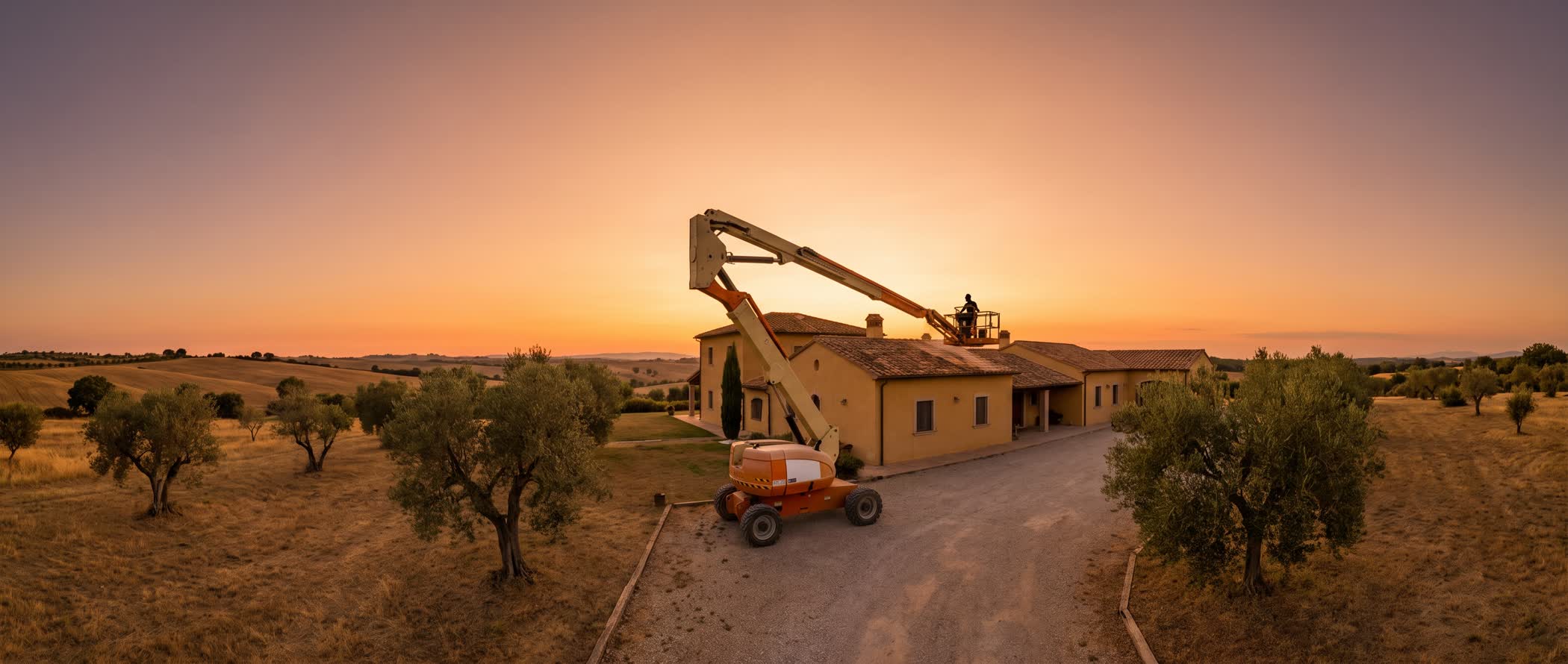 Plataforma articulada en la fachada de una villa al atardecer
